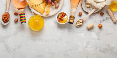 Açık gri kırsal beton arka planda pembe şarap kompozisyonu ve fotokopi alanı. Gül şarabı, peynir, fındık ve pembe üzüm, tatlım. Camembert peyniri, şarap barı atıştırmalıkları. Düz konum Uzun web afişi