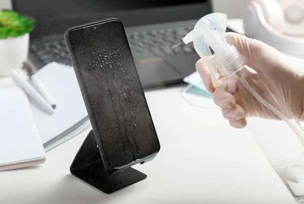 Woman Gloves Utilise Spray Antiseptique Pour Nettoyer Smartphone Sur Espace — Photo