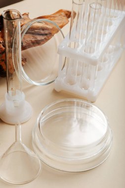 Renkli bej masadaki laboratuvar camları. Kimyasal laboratuvar araştırması. Laboratuvar testleri için şeffaf, şeffaf, temiz, bilimsel bir laboratuvar malzemesi..