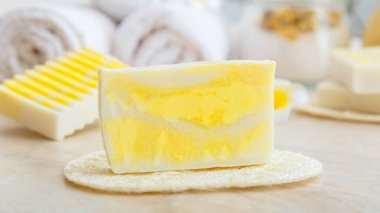 Doğal el yapımı sabunlar. Sarı sabun doğal kozmetik zeytinyağı yağından yapılır. Hijyen cilt bakımı için banyo malzemeleri ve kozmetik ürünler. Uzun web pankartı