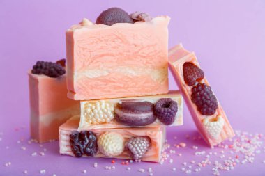 Pembe sabun bezi. Birçok zanaatkar pembe sabunlu böğürtlenli, ahududulu ve mor arkaplanlı. Doğal cilt bakımı güzellik ürünleri, ev yapımı hijyen malzemeleri.