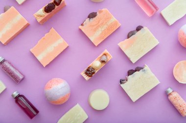 Aromaterapi banyosu güzellik ürünleri cilt bakımı için. Banyo bombası doğal sabun hijyen malzemelerini tespih eder. Düz pembe mor yatıyordu.