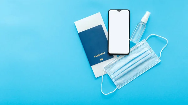 Tela Mockup Smartphone em branco para passe verde aplicativo de teste Covid, passaporte bilhetes de avião desinfetante máscara médica. Viagem de vacinação em fundo azul com telefone Mock up. Banner web longa com espaço de cópia — Fotografia de Stock