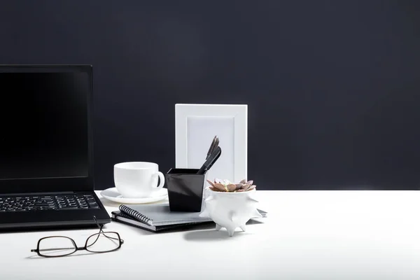 Рабочее Место Ноутбука Home Office Рабочий Стол Смартфоном Ноутбука Блокноты — стоковое фото