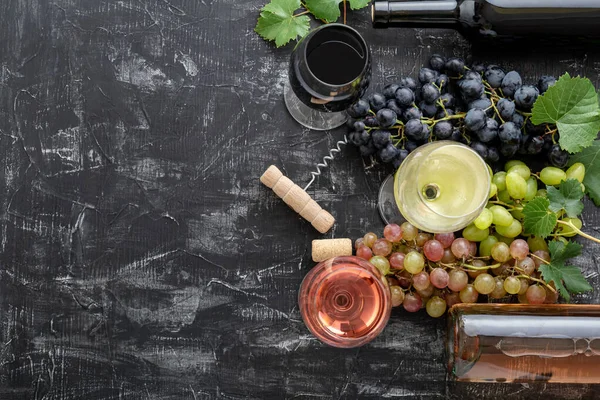 白ワインはグラスでバラと赤ワイン。ボトルワインの種類。異なる品種のブドウピンクブラックグリーン。ダークムーディな石の背景にコルクねじ付きワイン組成物。地中海ドリンクバー — ストック写真