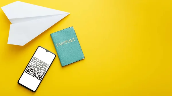 Qr prova de código negativo covid 19 PCR teste para férias de verão de viagem grátis. Certificado de passaporte verde no avião de tela do smartphone. Longo banner web flat lay no fundo de verão amarelo com espaço de cópia — Fotografia de Stock