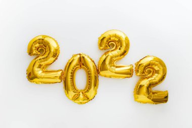 2022 altın balon Mutlu Yeni Yıl Davetiyeleri 'ne altın folyo takvimi ile mesaj atıyor. Noel ve yeni yıl kutlamaları için beyaz zemin üzerinde 2022 numaralı balon. Uzun web pankartı