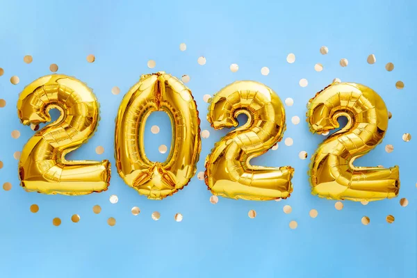 2022 Buon anno nuovo invito con Natale foglio d'oro palloncini calendario. 2022 palloncino testo in oro numerico su sfondo blu con coriandoli d'oro per la celebrazione del nuovo anno — Foto Stock