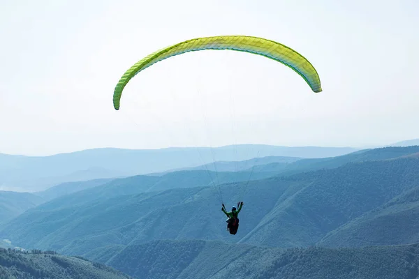 Paragliding in mountains Extreme sport with parachute. Paragliding People fly using Parachute. — Stock Photo, Image