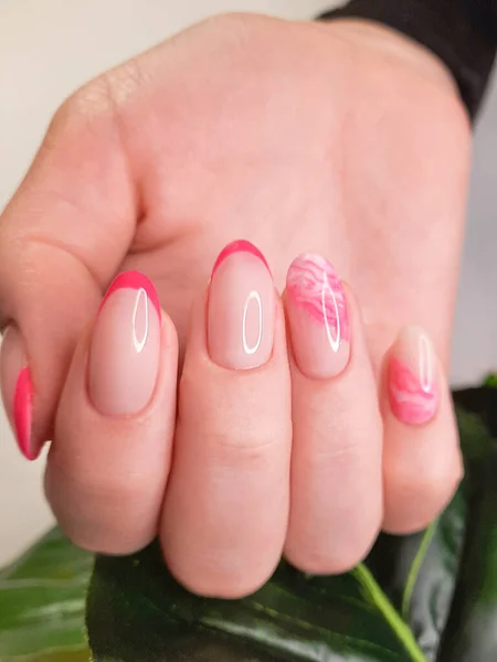 Hermosa Manicura Francesa Rosa Con Diseño Abstracto Dedos Mujer Con —  Fotos de Stock