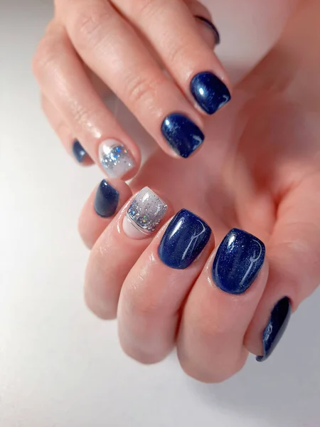 Μπλε Μανικιούρ Αφηρημένο Ασημί Σχέδιο Λαμπρός Σχεδιασμός Διαμαντιών Γυναικεία Δάχτυλα — Φωτογραφία Αρχείου