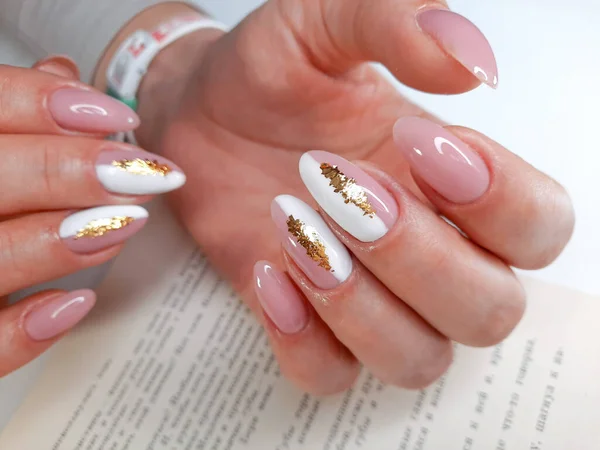 Delicate Witte Roze Manicure Met Gouden Design Glanzend Gouden Ontwerp — Stockfoto