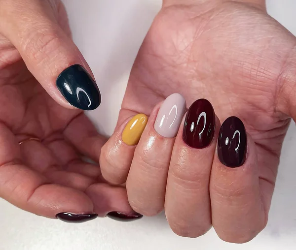 Manicure Multicolore Con Colori Marrone Giallo Rosa Verde Chiodi Rotondi — Foto Stock