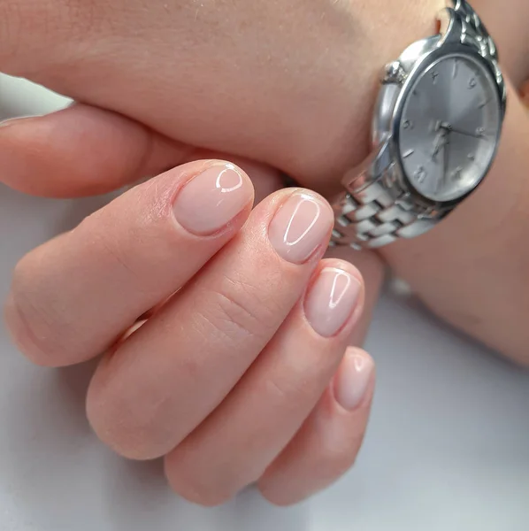 Классический Маникюр Наручными Часами Короткие Круглые Ногти Прозрачным Лаком — стоковое фото