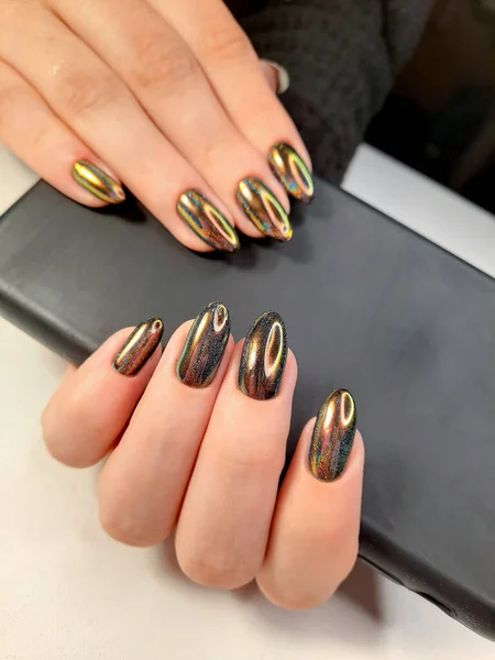 Esmalte Gel Iridiscente Brillante Con Reflejos Multicolores Las Manos Las — Foto de Stock