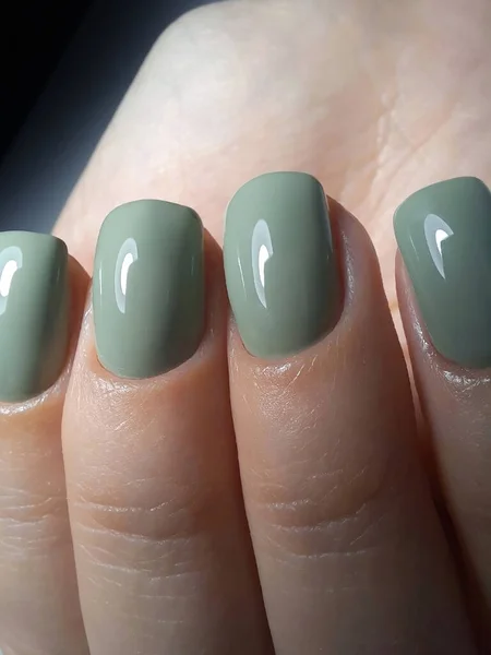 Soft Gel Monocromático Verde Polonês Close Mão Uma Mulher Com — Fotografia de Stock