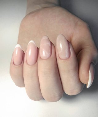 Mermer tasarımlı zarif Fransız manikürü. Fransız tasarımı. Güzel uzun tırnaklı kadın parmakları.