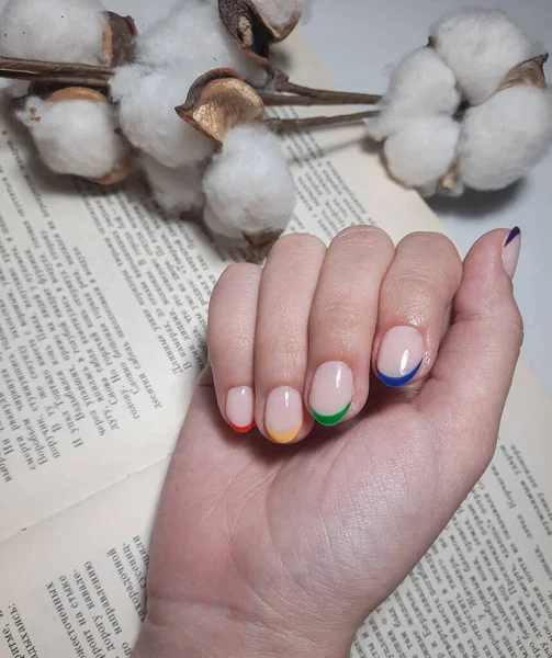 Heldere Veelkleurige Manicure Achtergrond Van Tekst Van Het Boek Met — Stockfoto