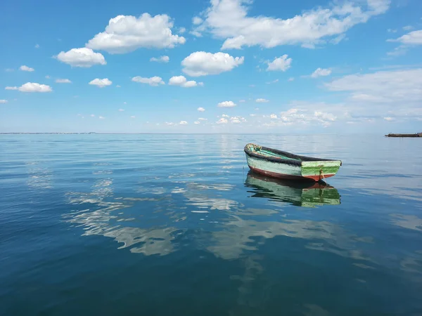 Ein Altes Fischerboot Vor Der Küste Des Meeres Ein Leeres — Stockfoto