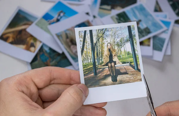 Egy Személy Egy Polaroid Fotót Tart Kezében Más Fotók Hátterével — Stock Fotó