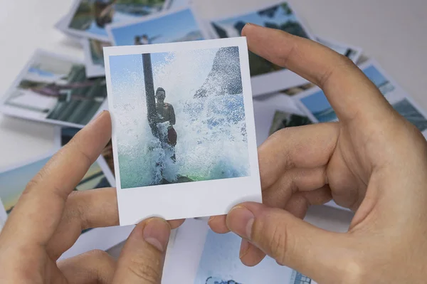 Bir Insan Diğer Fotoğrafların Arka Planına Karşı Elinde Bir Polaroid — Stok fotoğraf