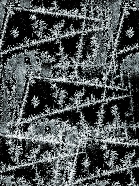 黒の背景に霜模様の氷の結晶 抽象的な氷構造を持つ暗い表面は 霜効果をオーバーレイまたは追加することができます ガラスに霜 凍結の影響 — ストック写真