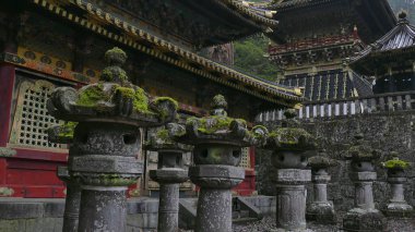 Dağlarda eski bir Budist tapınağı. Yosun ile kaplanmış güzel bir Tibet tapınağı. Eski Çin binaları.