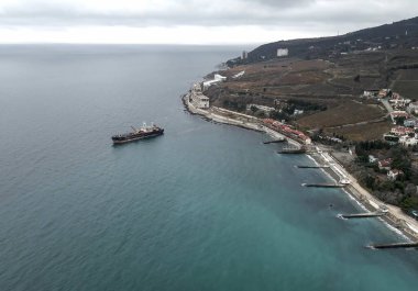 Kıyının açıklarında bir kargo gemisi battı. Terk edilmiş paslı yük gemisi karaya oturdu.