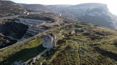 Kıyının açıklarında bir kargo gemisi battı. Terk edilmiş paslı tanker karaya oturdu.
