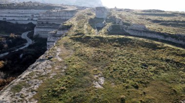 Kıyının açıklarında bir kargo gemisi battı. Terk edilmiş paslı tanker karaya oturdu.