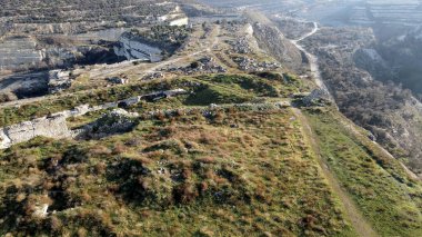 Kıyının açıklarında bir kargo gemisi battı. Terk edilmiş paslı tanker karaya oturdu.