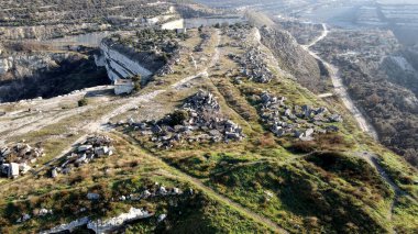 Kıyının açıklarında bir kargo gemisi battı. Terk edilmiş paslı tanker karaya oturdu.
