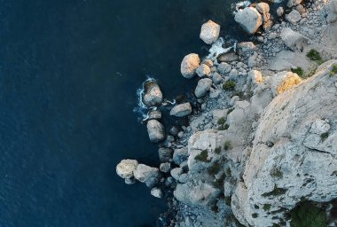 Deniz ve dağların güzel manzarası. Kayalık sahilin kuş bakışı görüntüsü. Üst görünüm