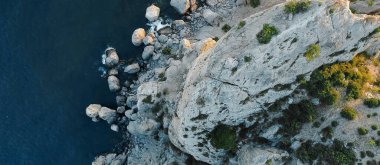 Deniz ve dağların güzel manzarası. Kayalık sahilin kuş bakışı görüntüsü. Üst görünüm