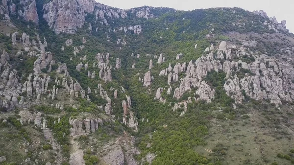 ロッキー地形 澄んだ空に対する険しい岩の山 — ストック写真