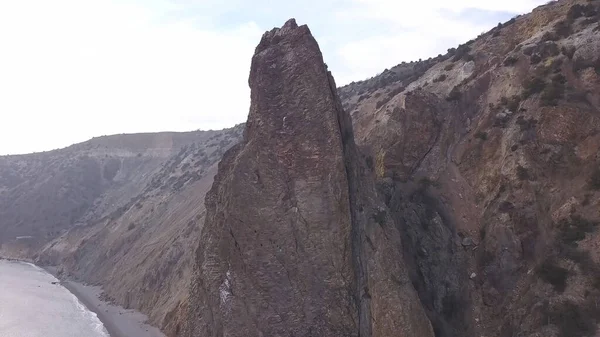 Acantilado Empinado Una Escarpada Montaña Rocosa Contra Cielo Despejado Pico — Foto de Stock