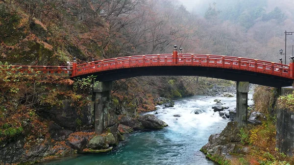 Puente Rojo Sobre Tormentoso Río Montaña — Foto de Stock