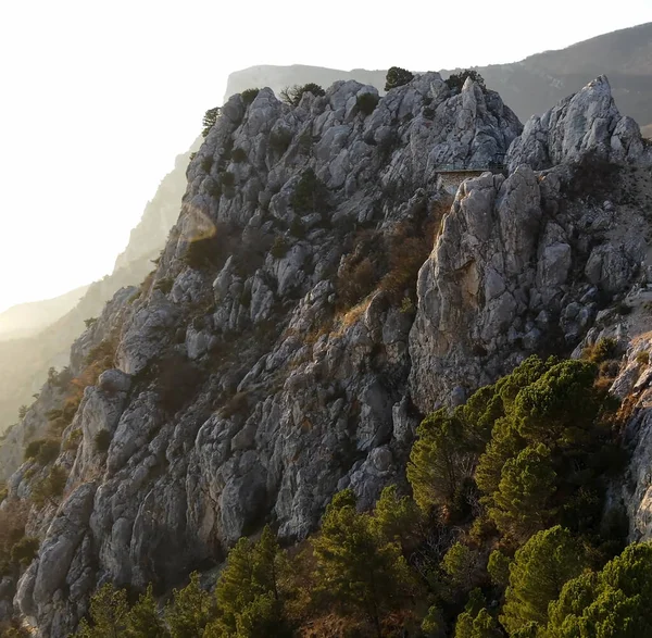 Крута Скеля Крута Скеляста Гора Проти Ясного Неба Гірська Вершина — стокове фото