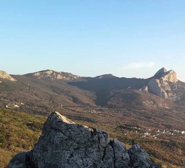急な崖だ 谷と澄んだ空を背景に険しい岩山 — ストック写真