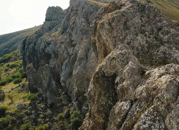 急な崖だ 澄んだ空に対する険しい岩の山 — ストック写真