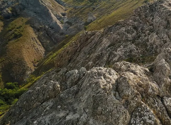 急な崖だ 澄んだ空に対する険しい岩の山 — ストック写真