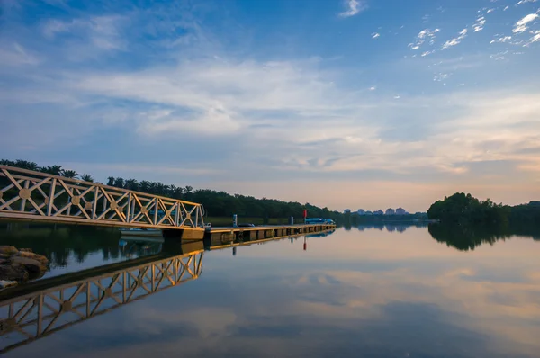 Um reflexo de um cais ao pôr-do-sol — Fotografia de Stock