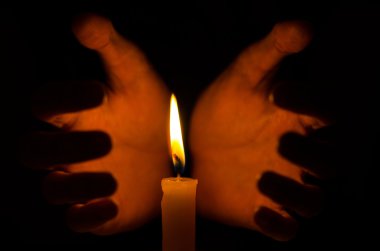 Büyü ve maneviyat Konu: karanlık bir arka plan üzerinde bir mum tutan Cadılar el