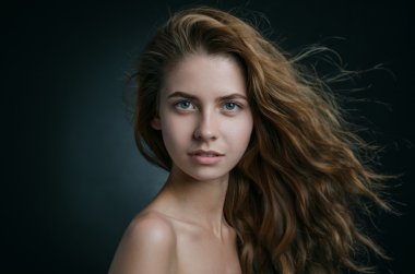 Dramatik bir girl Tema portresi: portre saç Studio çerçevede bir rüzgarda uçan ile güzel bir kız