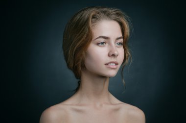 Dramatik bir girl Tema portresi: portre saç Studio çerçevede bir rüzgarda uçan ile güzel bir kız