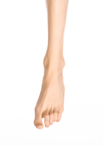 Pedicure en voetverzorging onderwerp: de naakte man benen geïsoleerd op witte achtergrond in Studio — Stockfoto