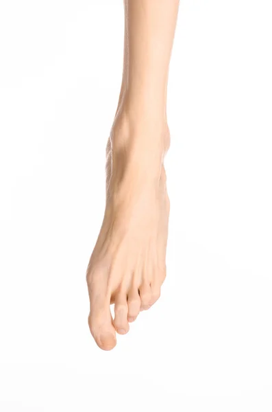 페디큐어와 발 관리 주제 : 스튜디오에서 흰색 배경에 고립 된 벌거 벗은 남자의 다리 — 스톡 사진