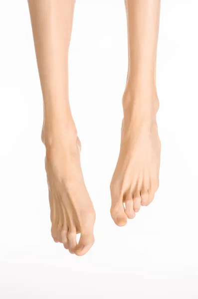 Pedikűr és lábápolás: a meztelen férfi lába izolált fehér háttér stúdió — Stock Fotó