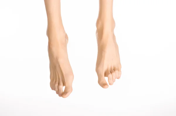 Θέμα πεντικιούρ και φροντίδας ποδιών: τα πόδια του γυμνού άντρα απομονώθηκαν σε λευκό φόντο στο στούντιο — Φωτογραφία Αρχείου