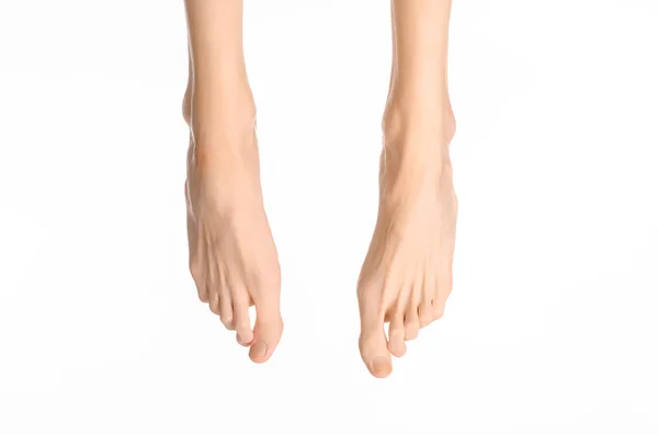 ペディキュアとフットケアのトピック:スタジオで白い背景に隔離された裸の男の足 — ストック写真
